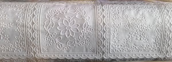 Скатерть ТR-679 белая (138*20)